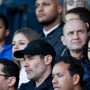 Jalil Lespert et Aïda Touihri lors du match de Ligue 1 entre le Paris Saint-Germain et Nîmes au Parc des Princes le 23 février 2019.