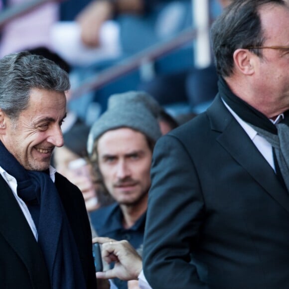 Nicolas Sarkozy et François Hollande lors du match de Ligue 1 entre le Paris Saint-Germain et Nîmes au Parc des Princes le 23 février 2019.