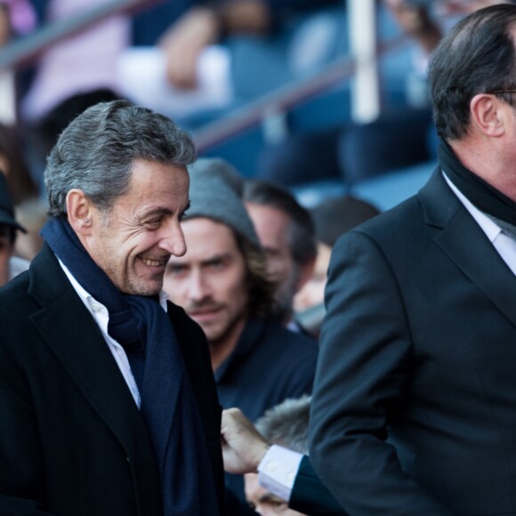 Nicolas Sarkozy et François Hollande lors du match de Ligue 1 entre le Paris Saint-Germain et Nîmes au Parc des Princes le 23 février 2019.