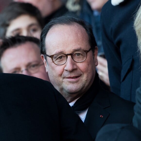 Nicolas Sarkozy et François Hollande lors du match de Ligue 1 entre le Paris Saint-Germain et Nîmes au Parc des Princes le 23 février 2019.