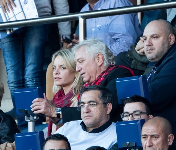 Laurent Boyer et sa compagne Emilie lors du match de Ligue 1 entre le Paris Saint-Germain et Nîmes au Parc des Princes le 23 février 2019.