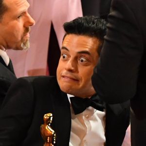 Rami Malek juste après sa chute à la fin de la cérémonie des Oscars le 24 février 2019
