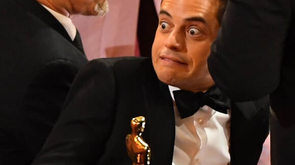Rami Malek (Bohemian Rhapsody) : Le lauréat chute avec son Oscar !