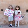 Le prince Harry et Meghan Markle, duchesse de Sussex, enceinte, ont été accueillis par ces deux fillettes aux Jardins andalous à Rabat lors de leur voyage officiel au Maroc, le 25 février 2019.