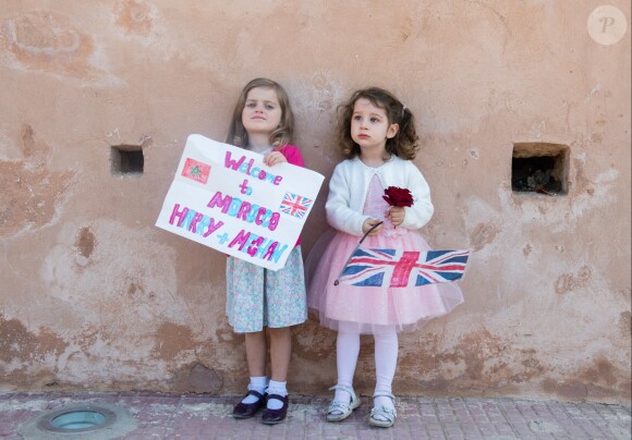 Le prince Harry et Meghan Markle, duchesse de Sussex, enceinte, ont été accueillis par ces deux fillettes aux Jardins andalous à Rabat lors de leur voyage officiel au Maroc, le 25 février 2019.