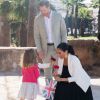 Le prince Harry et Meghan Markle, duchesse de Sussex, enceinte, accueillis par deux fillettes aux Jardins andalous à Rabat lors de leur voyage officiel au Maroc, le 25 février 2019. Harry s'est comiquement plaint que Meghan récolte toutes les fleurs et a été surpris lorsque l'une des deux petites filles, pour le consoler, lui en a tendu une !