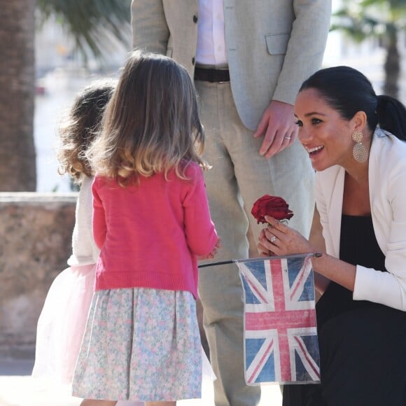 Le prince Harry et Meghan Markle, duchesse de Sussex, enceinte, accueillis par deux fillettes aux Jardins andalous à Rabat lors de leur voyage officiel au Maroc, le 25 février 2019. Harry s'est comiquement plaint que Meghan récolte toutes les fleurs et a été surpris lorsque l'une des deux petites filles, pour le consoler, lui en a tendu une !