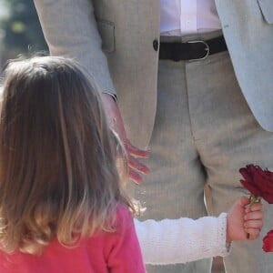 Le prince Harry et Meghan Markle, duchesse de Sussex, enceinte, accueillis par deux fillettes aux Jardins andalous à Rabat lors de leur voyage officiel au Maroc, le 25 février 2019. Harry s'est comiquement plaint que Meghan récolte toutes les fleurs et a été surpris lorsque l'une des deux petites filles, pour le consoler, lui en a tendu une !