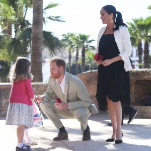 Le prince Harry et Meghan Markle, duchesse de Sussex, enceinte, accueillis par deux fillettes aux Jardins andalous à Rabat lors de leur voyage officiel au Maroc, le 25 février 2019. Harry s'est comiquement plaint que Meghan récolte toutes les fleurs et a été surpris lorsque l'une des deux petites filles, pour le consoler, lui en a tendu une !