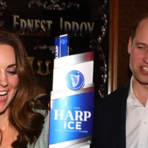 Catherine Kate Middleton, duchesse de Cambridge, avec le prince William duc de Cambridge, sert des bières lors d'une réception au Belfast Empire Hall le 27 février 2019.