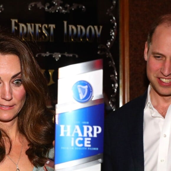 Catherine Kate Middleton, duchesse de Cambridge, avec le prince William duc de Cambridge, sert des bières lors d'une réception au Belfast Empire Hall le 27 février 2019.