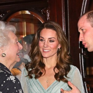 Catherine Kate Middleton, duchesse de Cambridge, avec le prince William duc de Cambridge, sert des bières lors d'une réception au Belfast Empire Hall le 27 février 2019.