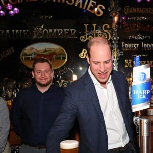 Catherine Kate Middleton, duchesse de Cambridge, avec le prince William duc de Cambridge, sert des bières lors d'une réception au Belfast Empire Hall le 27 février 2019.