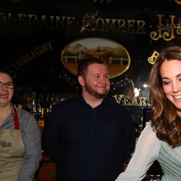 Catherine Kate Middleton, duchesse de Cambridge, avec le prince William duc de Cambridge, sert des bières lors d'une réception au Belfast Empire Hall le 27 février 2019.