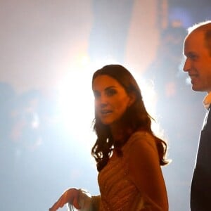 Catherine Kate Middleton, duchesse de Cambridge, avec le prince William duc de Cambridge, sert des bières lors d'une réception au Belfast Empire Hall le 27 février 2019.