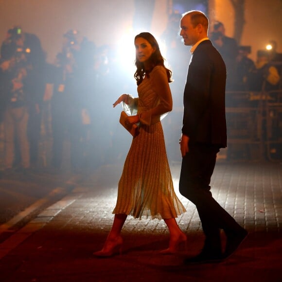 Catherine Kate Middleton, duchesse de Cambridge, avec le prince William duc de Cambridge, sert des bières lors d'une réception au Belfast Empire Hall le 27 février 2019.