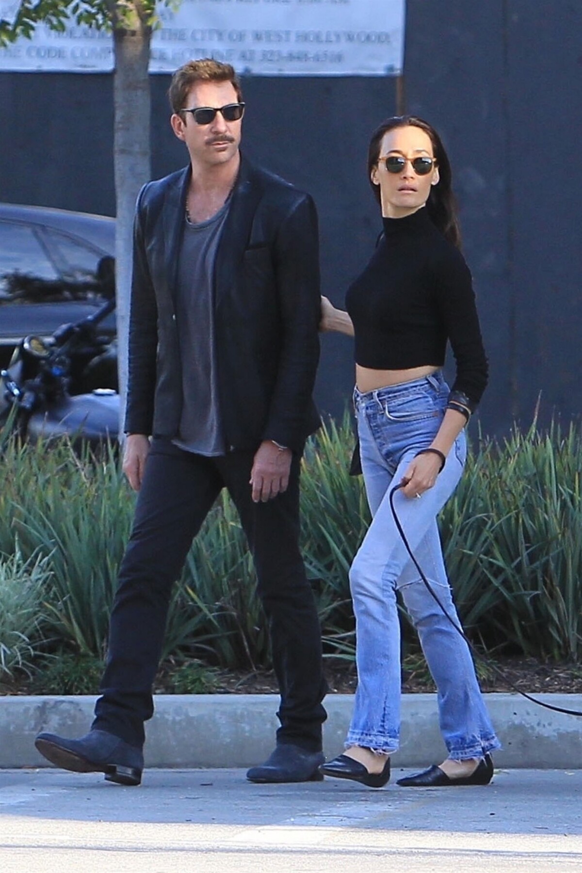 Photo Maggie Q et son fiancé Dylan McDermott promènent leur chien
