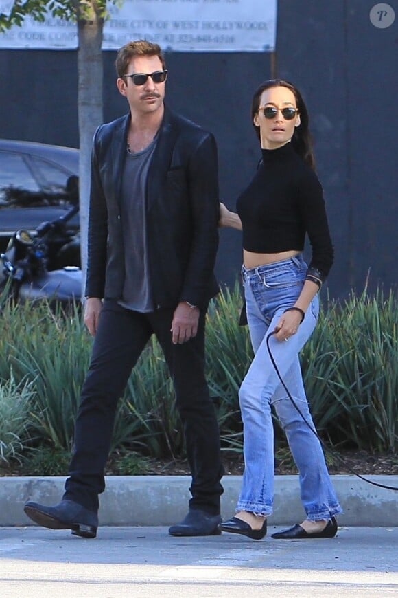 Maggie Q et son fiancé Dylan McDermott promènent leur chien dans les rues de Beverly Hills, le 9 novembre 2017.