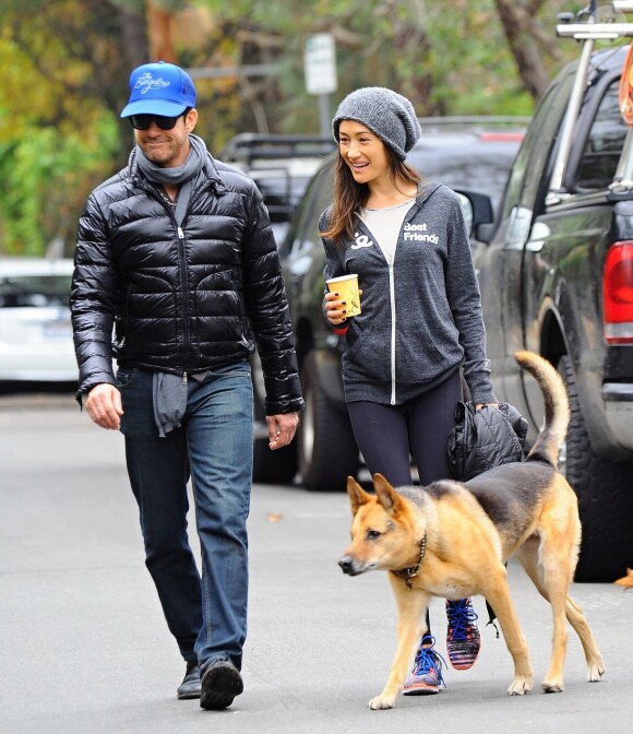 Dylan McDermott et Maggie Q vont déjeuner au restaurant A Votre Sante à Brentwood, Los Angeles, le 11 décembre 2014