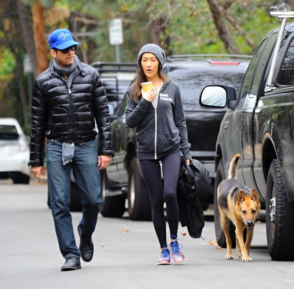 Dylan McDermott et Maggie Q vont déjeuner au restaurant A Votre Sante à Brentwood, Los Angeles, le 11 décembre 2014