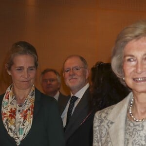 La reine Sofia d'Espagne, accompagnée par sa fille l'infante Elena, lors de la cérémonie de remise des prix de la Fondation Reine Sofia pour la recherche contre la maladie d'Alzheimer le 26 février 2019 à Madrid.
