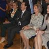La reine Sofia d'Espagne, accompagnée par sa fille l'infante Elena, lors de la cérémonie de remise des prix de la Fondation Reine Sofia pour la recherche contre la maladie d'Alzheimer le 26 février 2019 à Madrid.
