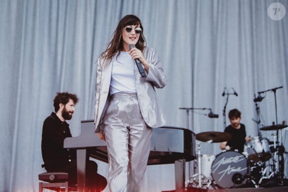 Juliette Armanet en concert pour les vingt ans de Solidays 2018 à l'hippodrome de Longchamp à Paris, France, le 24 juin 2018. © Alexandre Fumeron/Bestimage