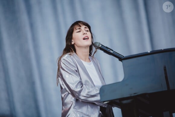 Juliette Armanet en concert pour les vingt ans de Solidays 2018 à l'hippodrome de Longchamp à Paris, France, le 24 juin 2018. © Alexandre Fumeron/Bestimage