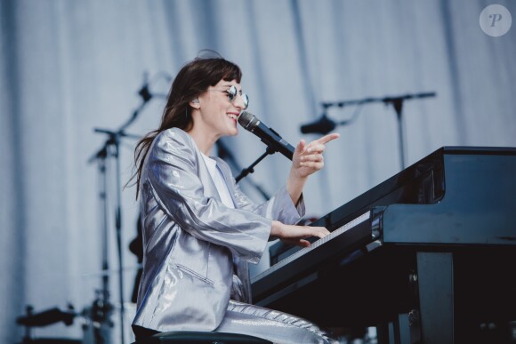 Juliette Armanet en concert pour les vingt ans de Solidays 2018 à l'hippodrome de Longchamp à Paris, France, le 24 juin 2018. © Alexandre Fumeron/Bestimage