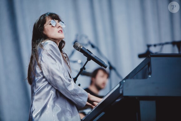 Juliette Armanet en concert pour les vingt ans de Solidays 2018 à l'hippodrome de Longchamp à Paris, France, le 24 juin 2018. © Alexandre Fumeron/Bestimage