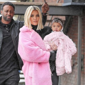 Exclusif - Khloe Kardashian est allée déjeuner avec sa fille True à Calabasas. Khloe porte un manteau rose Teddy Bear. Le 2 mars 2019  For germany call for price - Please hide children face prior publication Exclusive - Khloe Kardashian puts the T. Thompson and J. Woods cheating drama to the side to take her daughter True out for lunch. 2nd march 201902/03/2019 - Los Angeles