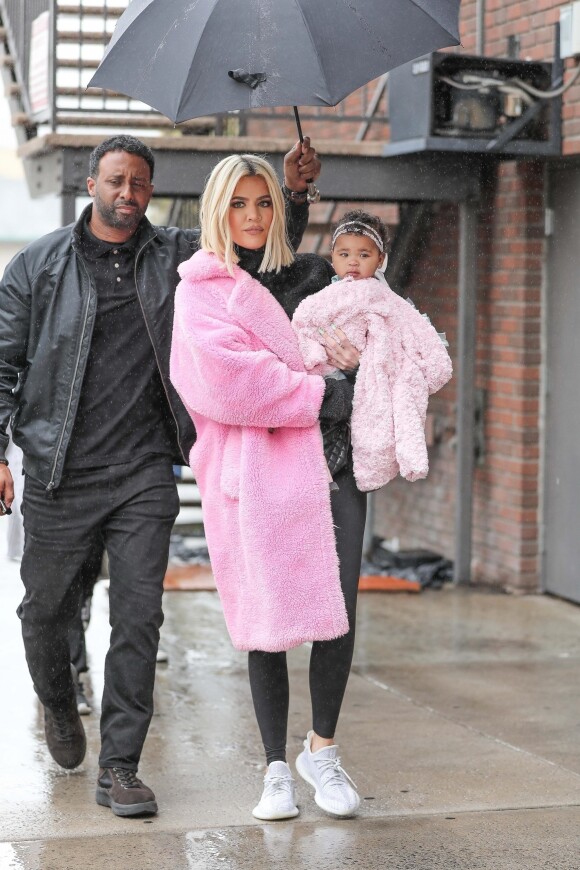 Exclusif - Khloe Kardashian est allée déjeuner avec sa fille True à Calabasas. Khloe porte un manteau rose Teddy Bear. Le 2 mars 2019  For germany call for price - Please hide children face prior publication Exclusive - Khloe Kardashian puts the T. Thompson and J. Woods cheating drama to the side to take her daughter True out for lunch. 2nd march 201902/03/2019 - Los Angeles