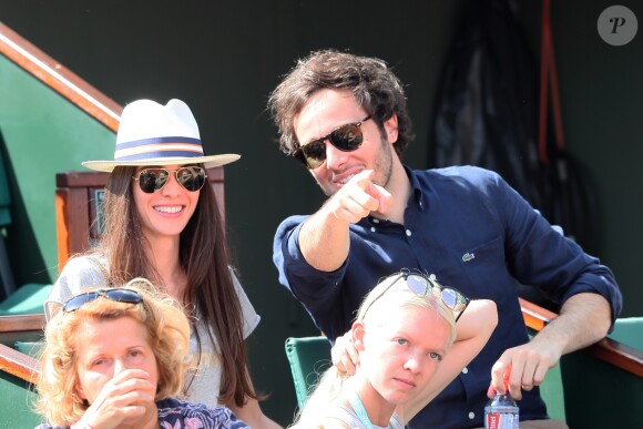 Le chanteur Vianney (Vianney Bureau) et sa compagne Catherine Robert dans les tribunes des internationaux de tennis de Roland Garros à Paris, France, le 3 juin 2018. © Dominique Jacovides - Cyril Moreau/Bestimage