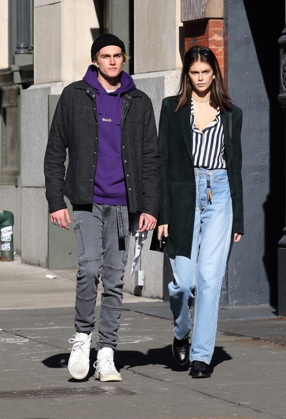 Kaia Gerber et son frère Presley se promènent à New York à l'occasion de la fashion week le 15 février, 2019  Kaia Gerber and brother Presley are all smiles while walking together and enjoying a relaxed day after taking a break from New York Fashion Week in New York on February 15, 2019.15/02/2019 - New York