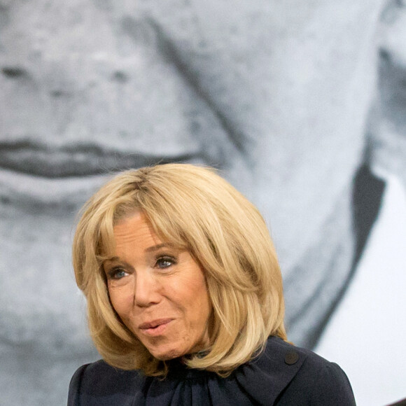 Brigitte Macron - Remise du premier prix Simone Veil de la République française pour l'égalité femmes – hommes à la Camerounaise Aissa Doumara Ngatansou au palais de l'Elysée à Paris, à l'occasion de la journée mondiale du droits des femmes. Le 8 mars 2019 © Stéphane Lemouton / Bestimage