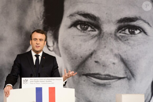 Emmanuel Macron - Remise du premier prix Simone Veil de la République française pour l'égalité femmes – hommes à la Camerounaise Aissa Doumara Ngatansou au palais de l'Elysée à Paris, à l'occasion de la journée mondiale du droits des femmes. Le 8 mars 2019 © Stéphane Lemouton / Bestimage