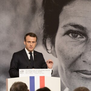 Emmanuel Macron - Remise du premier prix Simone Veil de la République française pour l'égalité femmes – hommes à la Camerounaise Aissa Doumara Ngatansou au palais de l'Elysée à Paris, à l'occasion de la journée mondiale du droits des femmes. Le 8 mars 2019 © Stéphane Lemouton / Bestimage