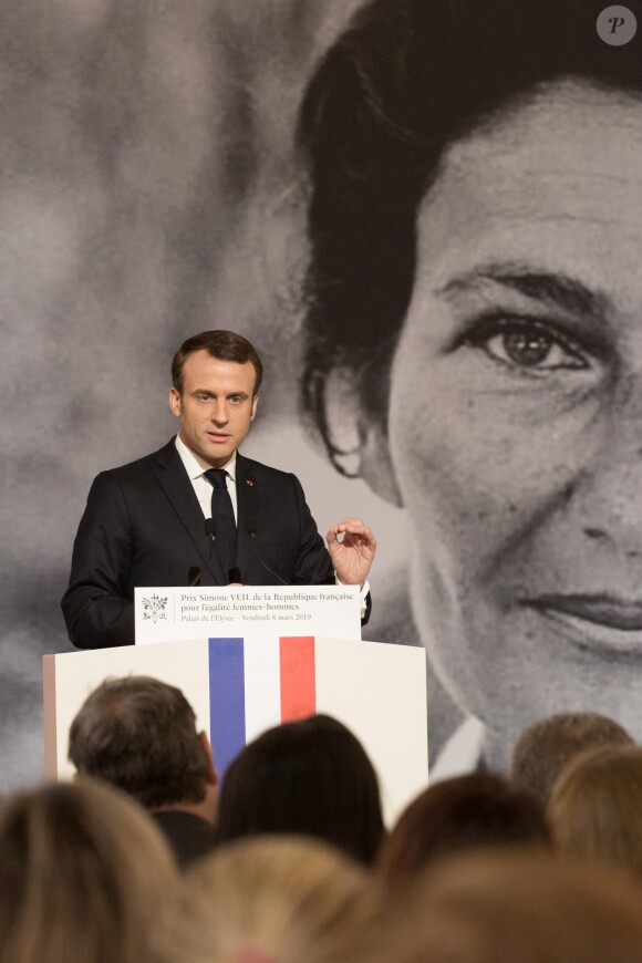 Emmanuel Macron - Remise du premier prix Simone Veil de la République française pour l'égalité femmes – hommes à la Camerounaise Aissa Doumara Ngatansou au palais de l'Elysée à Paris, à l'occasion de la journée mondiale du droits des femmes. Le 8 mars 2019 © Stéphane Lemouton / Bestimage