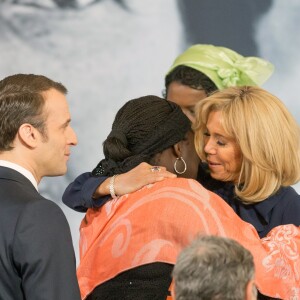 Emmanuel Macron, Aissa Doumara Ngatansou, Brigitte Macron - Remise du premier prix "Simone Veil" à la Camerounaise Aissa Doumara Ngatansou au palais de l'Elysée à Paris, à l'occasion de la journée mondiale du droits des femmes. Le 8 mars 2019 © Stéphane Lemouton / Bestimage  French President Presentation of the Simone Veil prize, at the Elysee Palace, in Paris, on March 8, 2019 during International Women's Day. France's first Simone Veil prize goes to a Cameroonian activist who has worked against forced marriages and other violence against girls and women.08/03/2019 - Paris