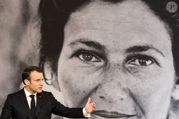 Emmanuel Macron - Remise du premier prix Simone Veil de la République française pour l'égalité femmes – hommes à la Camerounaise Aissa Doumara Ngatansou au palais de l'Elysée à Paris, à l'occasion de la journée mondiale du droits des femmes. Le 8 mars 2019 © Stéphane Lemouton / Bestimage