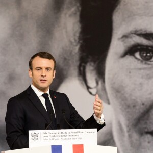 Emmanuel Macron - Remise du premier prix Simone Veil de la République française pour l'égalité femmes – hommes à la Camerounaise Aissa Doumara Ngatansou au palais de l'Elysée à Paris, à l'occasion de la journée mondiale du droits des femmes. Le 8 mars 2019 © Stéphane Lemouton / Bestimage