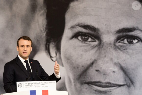 Emmanuel Macron - Remise du premier prix Simone Veil de la République française pour l'égalité femmes – hommes à la Camerounaise Aissa Doumara Ngatansou au palais de l'Elysée à Paris, à l'occasion de la journée mondiale du droits des femmes. Le 8 mars 2019 © Stéphane Lemouton / Bestimage