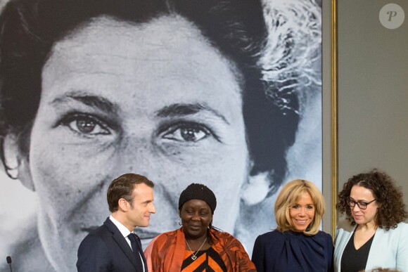 Emmanuel Macron, Aissa Doumara Ngatansou, Brigitte Macron et Delphine Horvilleur - Remise du premier prix "Simone Veil" à la Camerounaise Aissa Doumara Ngatansou au palais de l'Elysée à Paris, à l'occasion de la journée mondiale du droits des femmes. Le 8 mars 2019 © Stéphane Lemouton / Bestimage French President Presentation of the Simone Veil prize, at the Elysee Palace, in Paris, on March 8, 2019 during International Women's Day. France's first Simone Veil prize goes to a Cameroonian activist who has worked against forced marriages and other violence against girls and women.08/03/2019 - Paris