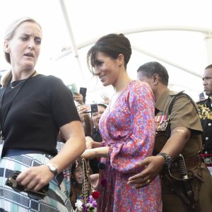 La garde du corps en chef de Meghan Markle lui ouvre la voie lors d'une visite aux îles Fidji, le 23 octobre 2018.