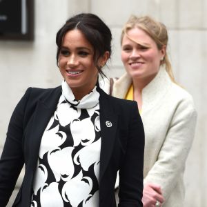 A l'occasion de la journée mondiale du droits des femmes, Meghan Markle (enceinte), duchesse de Sussex, a participé à une discussion conjointe avec le Trust "The Queen's Commonwealth" au King's College à Londres, le 8 mars 2019. Son assistante Amy Pickerill la suit.