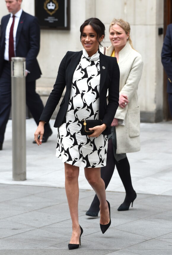 A l'occasion de la journée mondiale du droits des femmes, Meghan Markle (enceinte), duchesse de Sussex, a participé à une discussion conjointe avec le Trust "The Queen's Commonwealth" au King's College à Londres, le 8 mars 2019. Son assistante Amy Pickerill la suit.