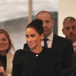 Meghan Markle, duchesse de Sussex, enceinte, sort de l'université de Londres après un échange avec les étudiants membres de l'association des universités du Commonwealth le 31 janvier 2019. Amy Pickerill est derrière elle, en manteau beige.