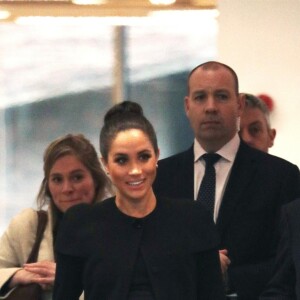 Meghan Markle, duchesse de Sussex, enceinte, sort de l'université de Londres après un échange avec les étudiants membres de l'association des universités du Commonwealth le 31 janvier 2019. Amy Pickerill est derrière elle, en manteau beige.