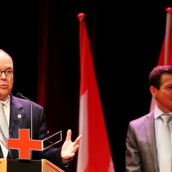 Exclusif - Le prince Albert II de Monaco et Mathieu Liberatore (directeur de la section Secourisme) lors de la cérémonie de remise des diplômes de secourisme de la Croix-Rouge monégasque à l'auditorium Rainier III à Monaco le 11 mars 2019. © Dylan Meiffreit/Nice Matin/Bestimage