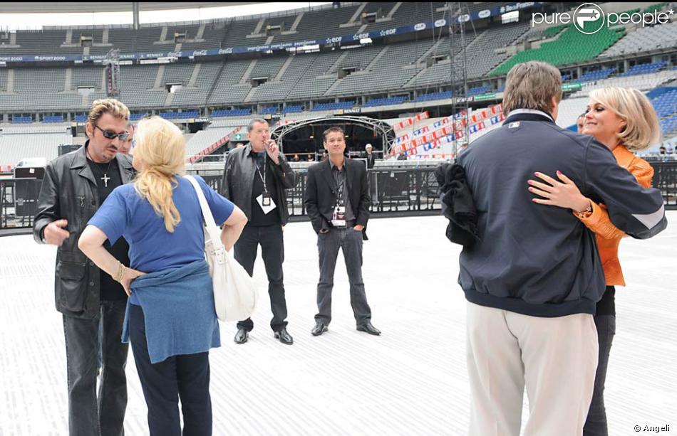Le Tour 66 De Johnny Hallyday Fait Escale Au Stade De France Fin Mai 2009 Jean Claude Camus Observe Les Retrouvailles De Johnny Et Sylvie Vartan Pendant Que Purepeople